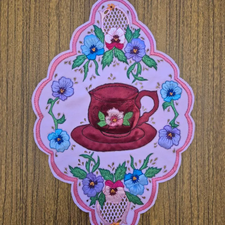 Салфетка с чашкой, создана методом гильоширования. Ручная работа