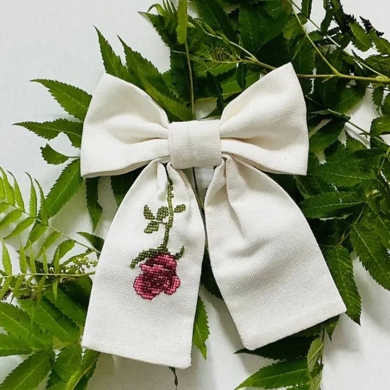 Бант из льна с вышивкой Бант из льна с вышивкой