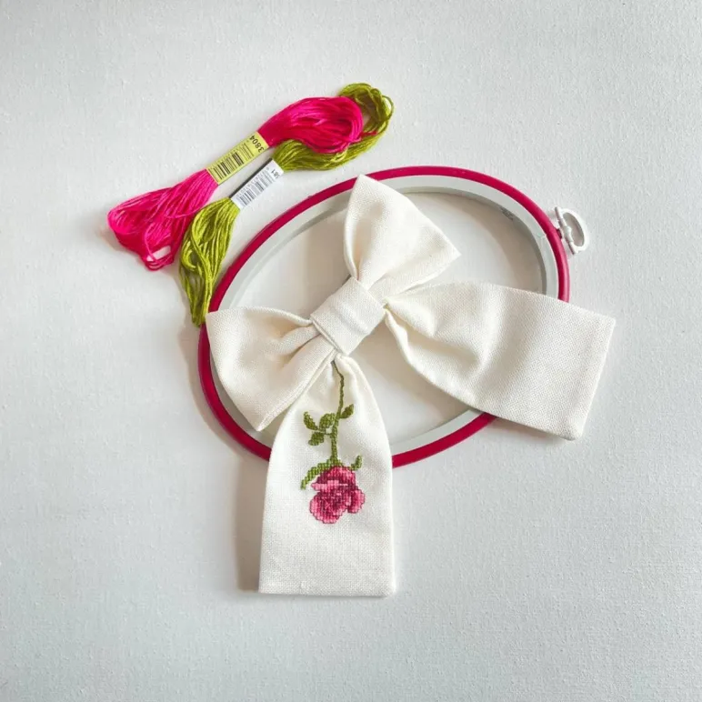 БАНТИКИ РУЧНОЙ РАБОТЫ ИЗ ЛЬНА С ВЫШИВКОЙ Бантики ручной работы из льна с вышивкой
