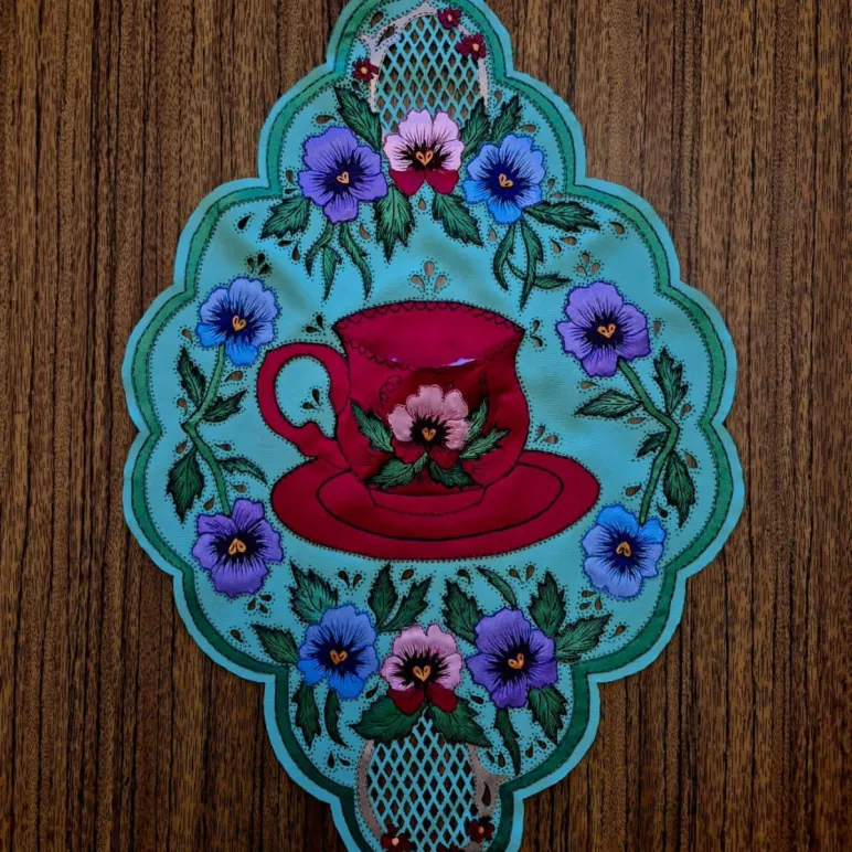 Салфетка с чашкой, создана методом гильоширования. Ручная работа