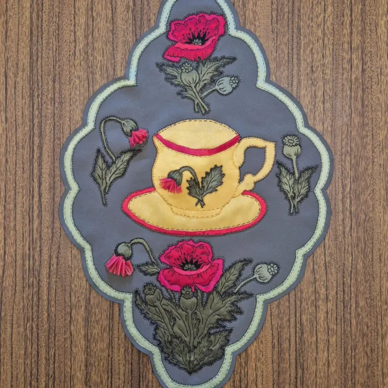Салфетка с чашкой, создана методом гильоширования. Ручная работа