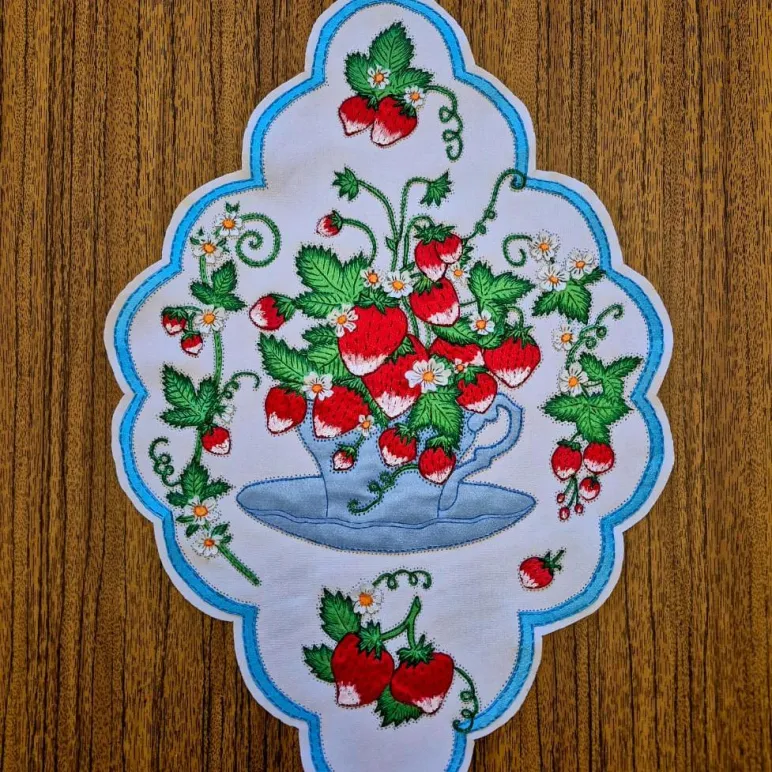 Салфетка "Клубника в чашке", создана методом гильоширования. Ручная работа
