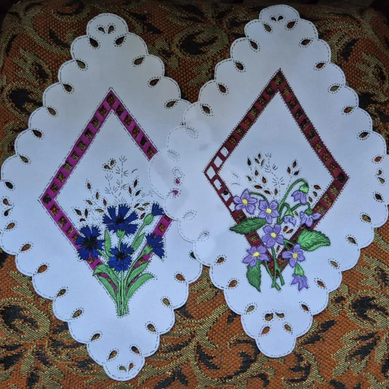 Салфетка "Цветы в ромбе" создана методом гильоширования. Ручная работа