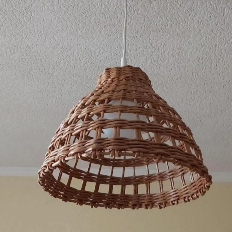 Плетеный абажур из бумажной лозы