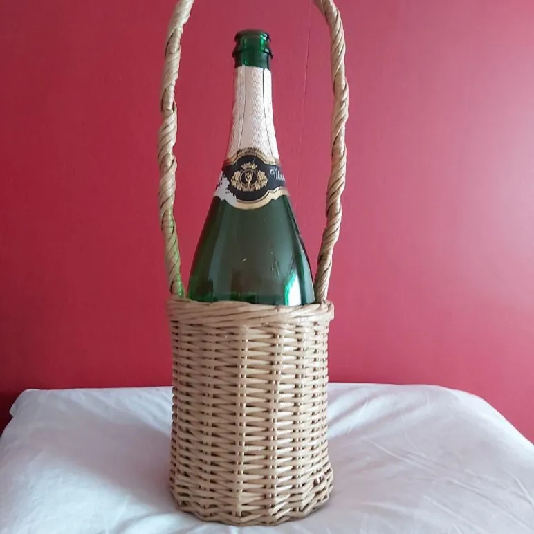 Корзинка плетеная из бумажной лозы