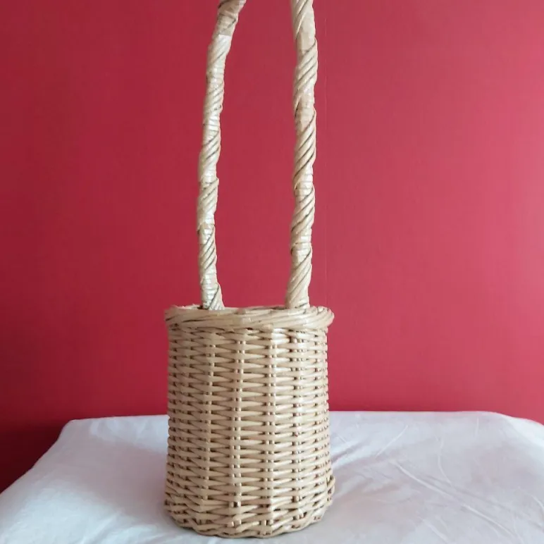 Корзинка плетеная из бумажной лозы