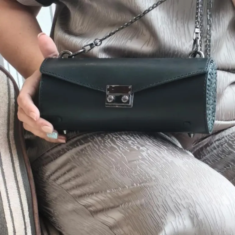 Сумка багет из натуральной кожи