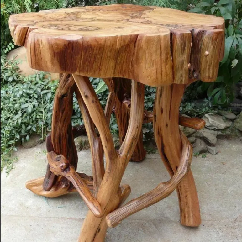 Табурет из массива можжевельника