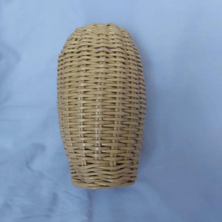 Ваза декоративная из бумажной лозы плетеная