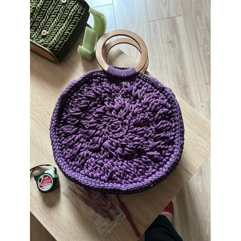 Сумка круглая с деревянными ручками