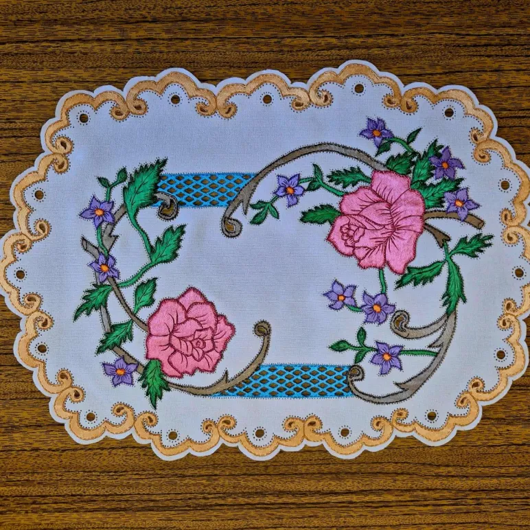 Салфетка "Розы в золотой виньетке" создана методом гильоширования. Ручная работа
