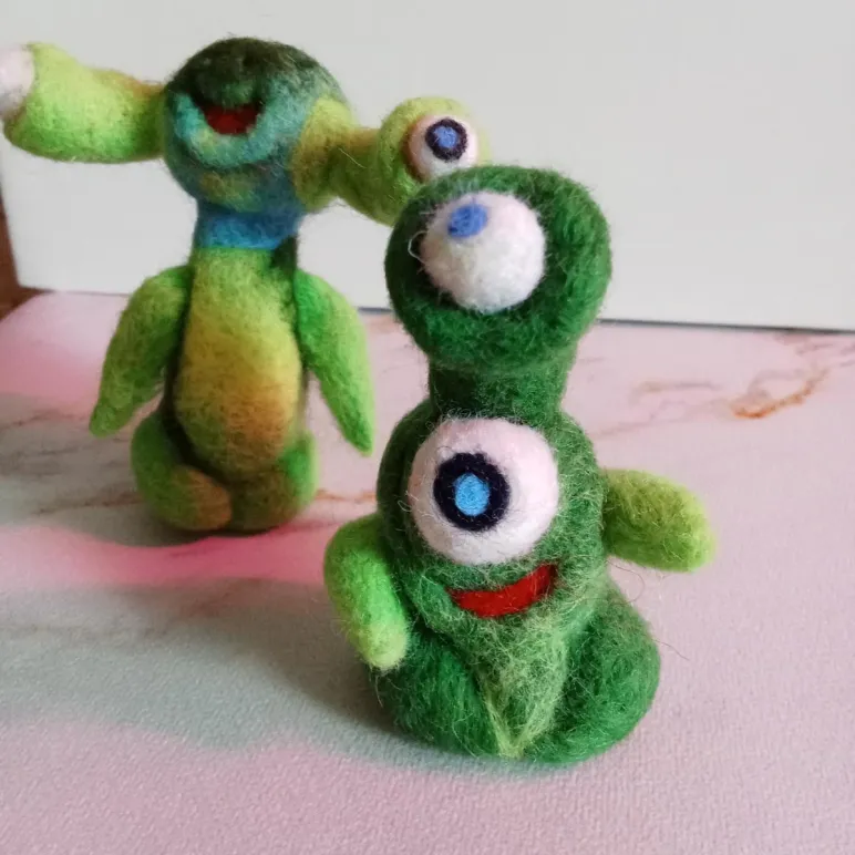 Игрушка ,,Веселые пришельцы,, сухое валяние