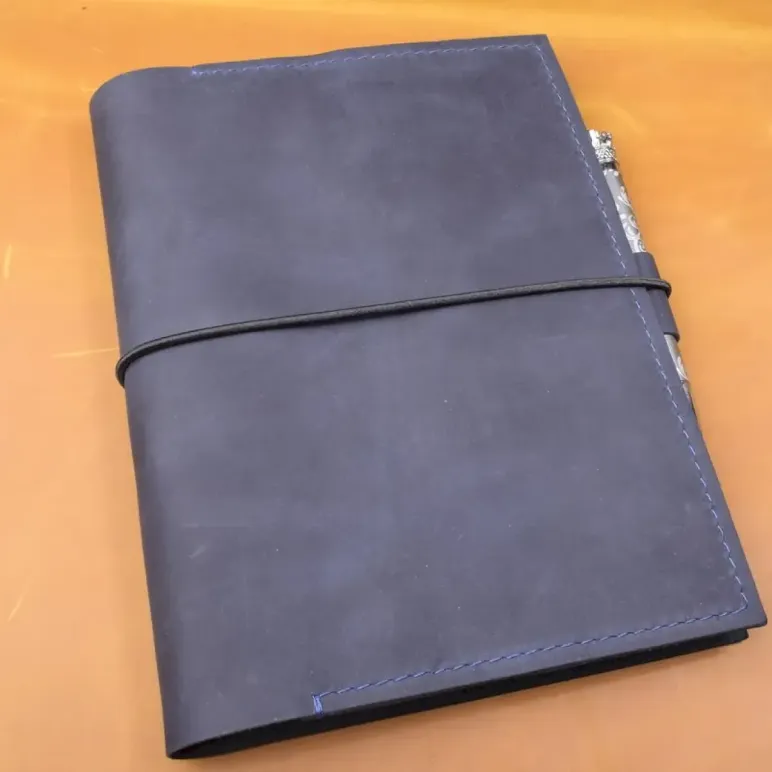 Блокнот из натуральной кожи А5 с креплением для ручки