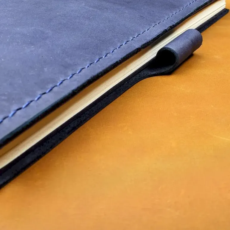 Блокнот из натуральной кожи А5 с креплением для ручки