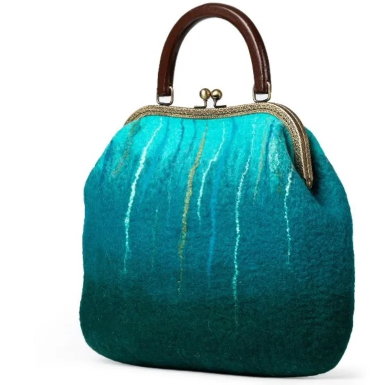 Сумка ридикюль в технике валяние из овечьей шерсти, бирюзовая. Высота сумки 30 см, длина 38 см