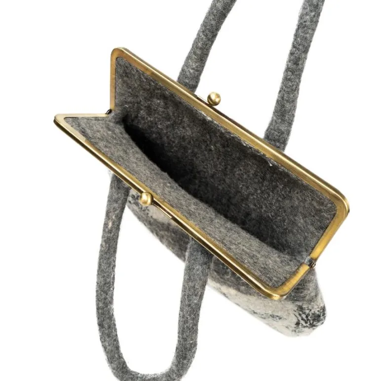 Сумка ридикюль в технике валяние из овечьей шерсти. Высота сумки 33 см, длина 32 см