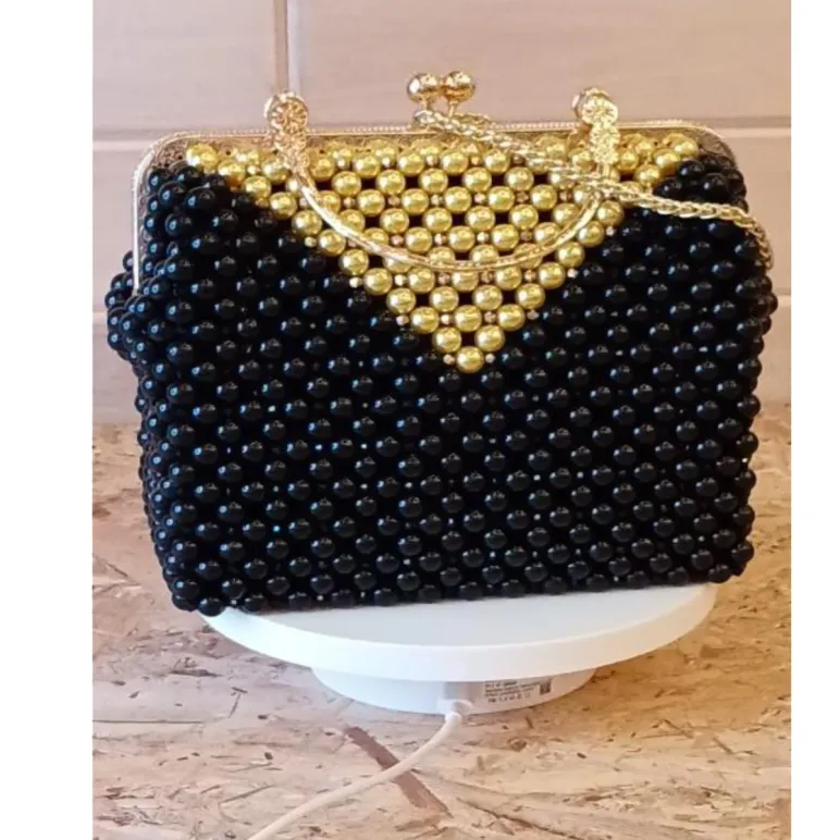 Сумочки из жемчужных бусин 10 мм черного и серого цвета