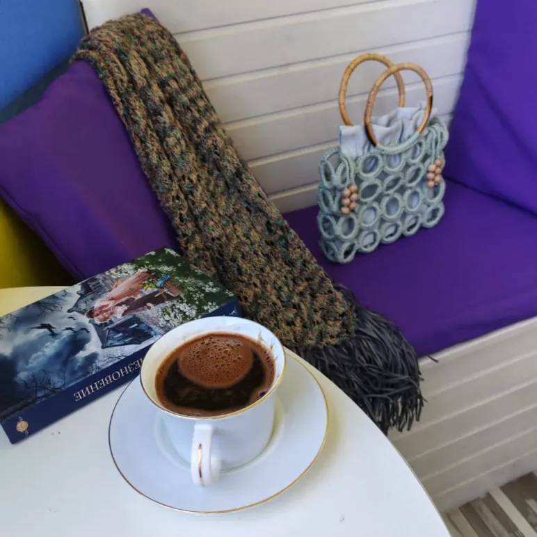 сумка женская кольцами из полиэфирного шнура с ручками из ротанга