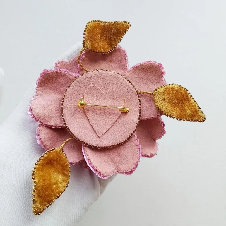 Брошь украшение с вышивкой, ручная работа, цветок 9 х 4 см
