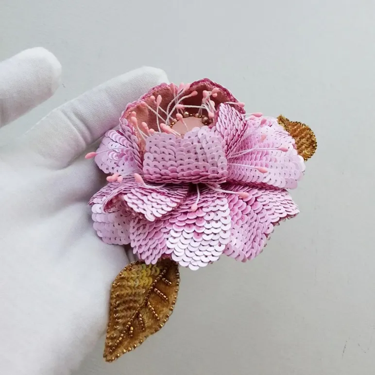 Брошь украшение с вышивкой, ручная работа, цветок 9 х 4 см