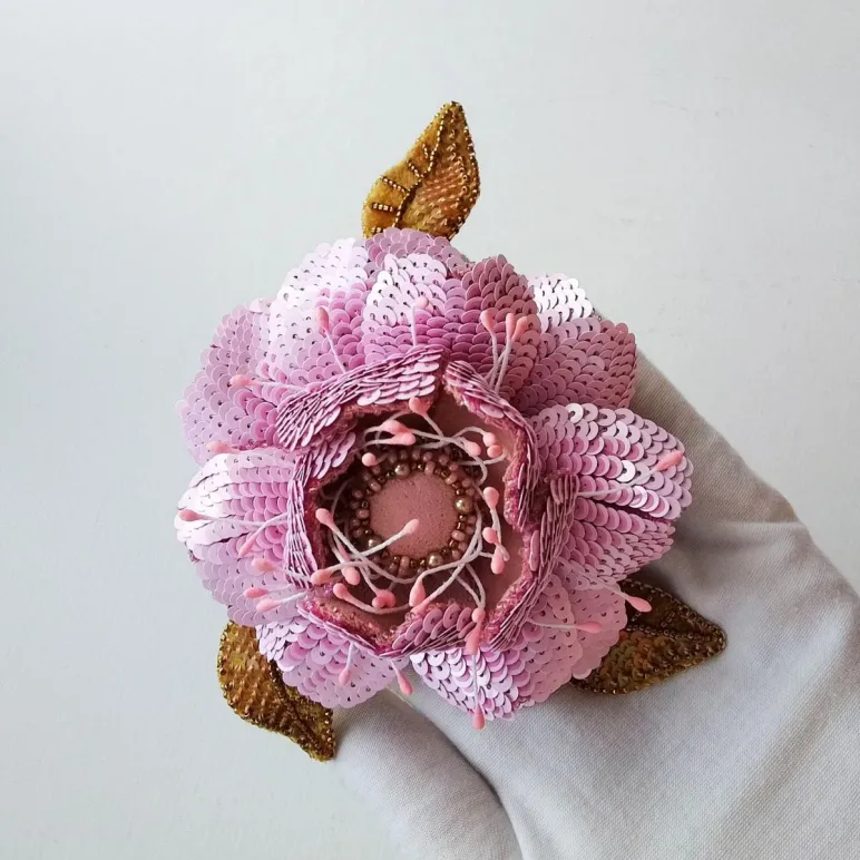 Брошь украшение с вышивкой, ручная работа, цветок 9 х 4 см