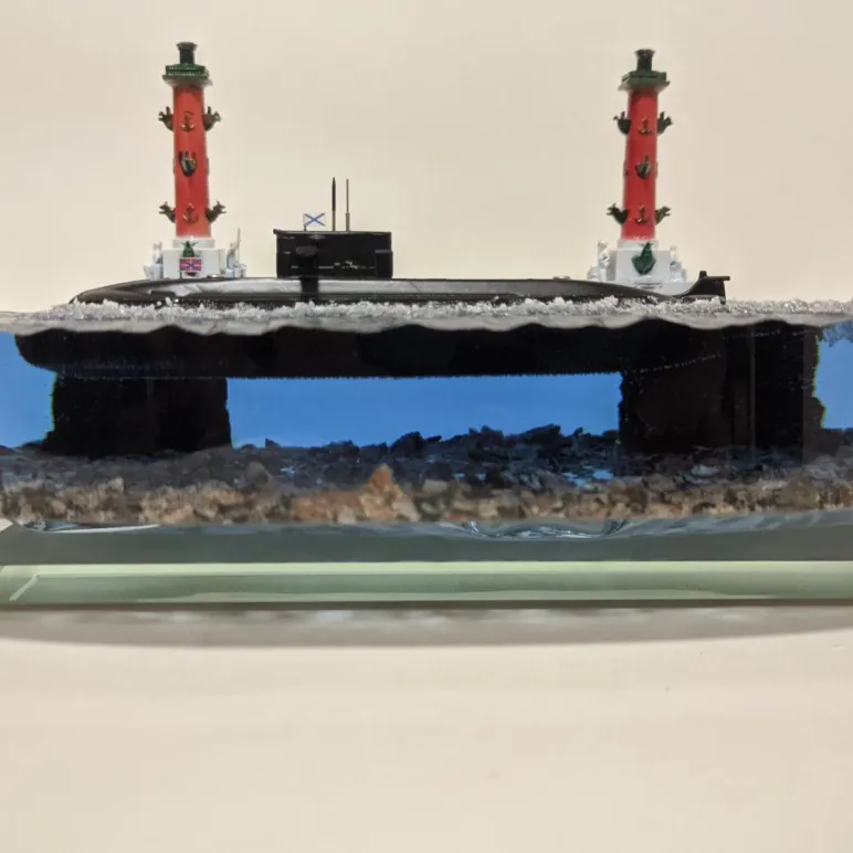 ДЭПЛ "Лада" 677 на фоне Ростральных колонн