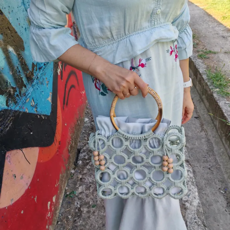 сумка женская кольцами из полиэфирного шнура с ручками из ротанга