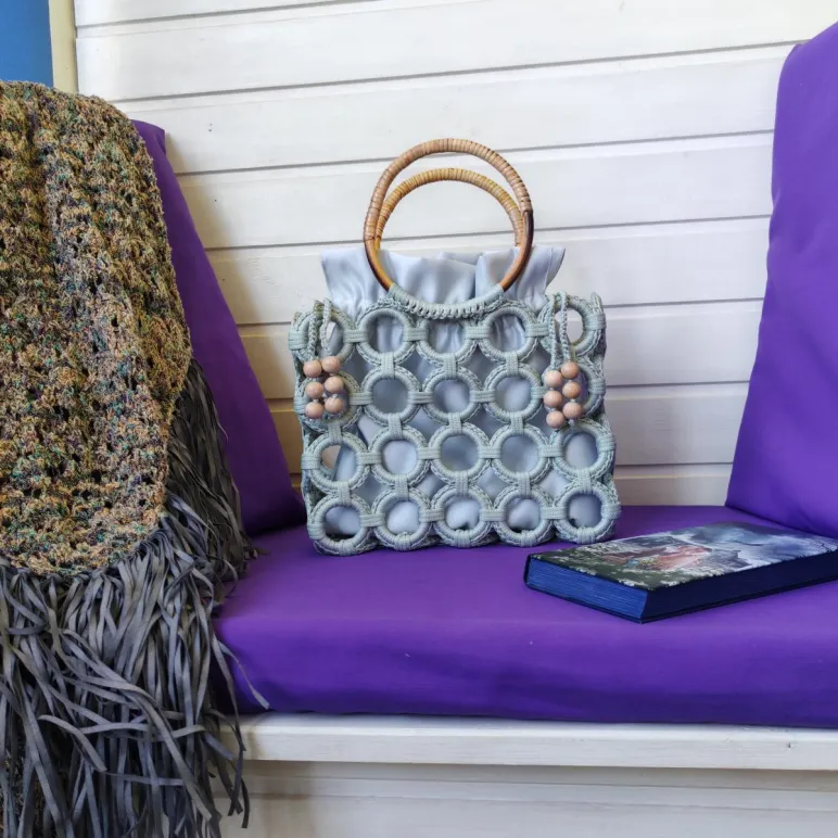 сумка женская кольцами из полиэфирного шнура с ручками из ротанга