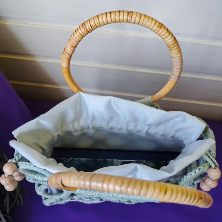 сумка женская кольцами из полиэфирного шнура с ручками из ротанга