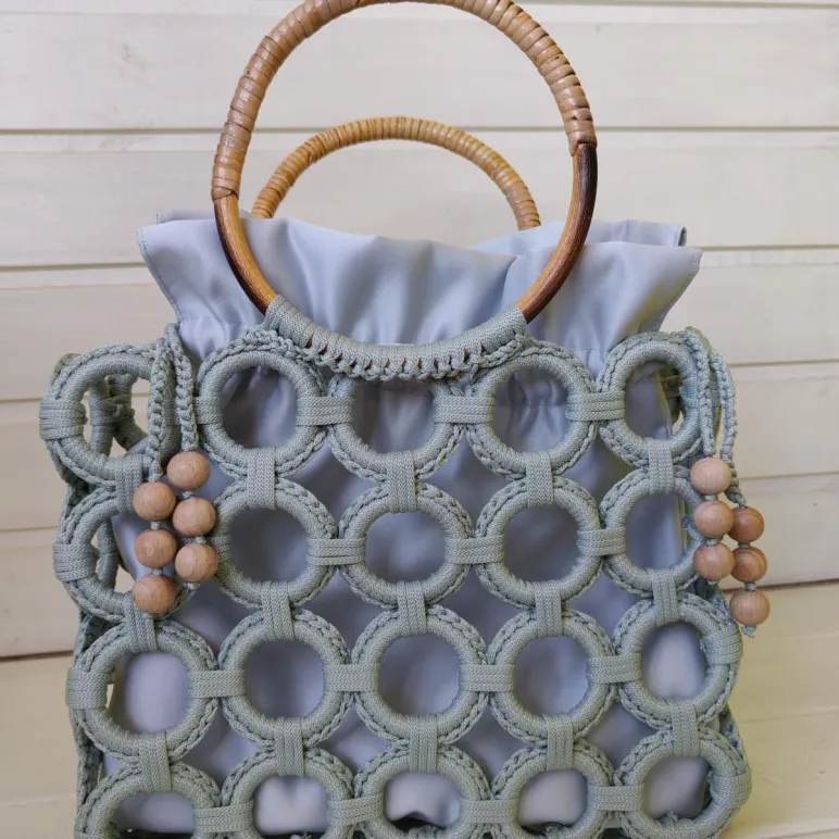 сумка женская кольцами из полиэфирного шнура с ручками из ротанга