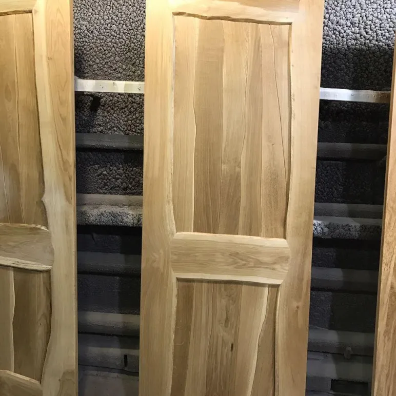 Дверь из массива дерева