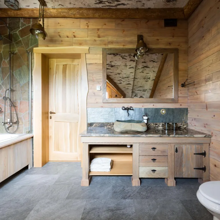 Дверь из массива дерева