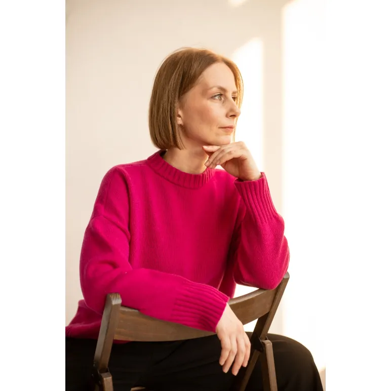 Свитер оверсайз, цвет яркая фуксия, состав: кашемир 10%, меринос 90%, размер 44-46
