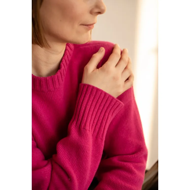 Свитер оверсайз, цвет яркая фуксия, состав: кашемир 10%, меринос 90%, размер 44-46