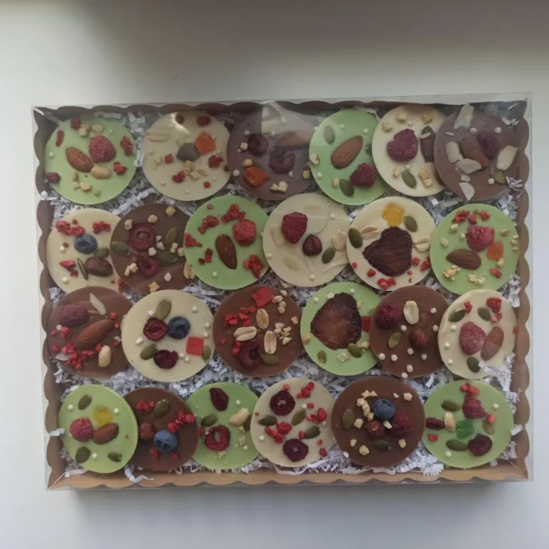 Набор шоколадных медиантов из белого и молочного шоколада (24 штуки)