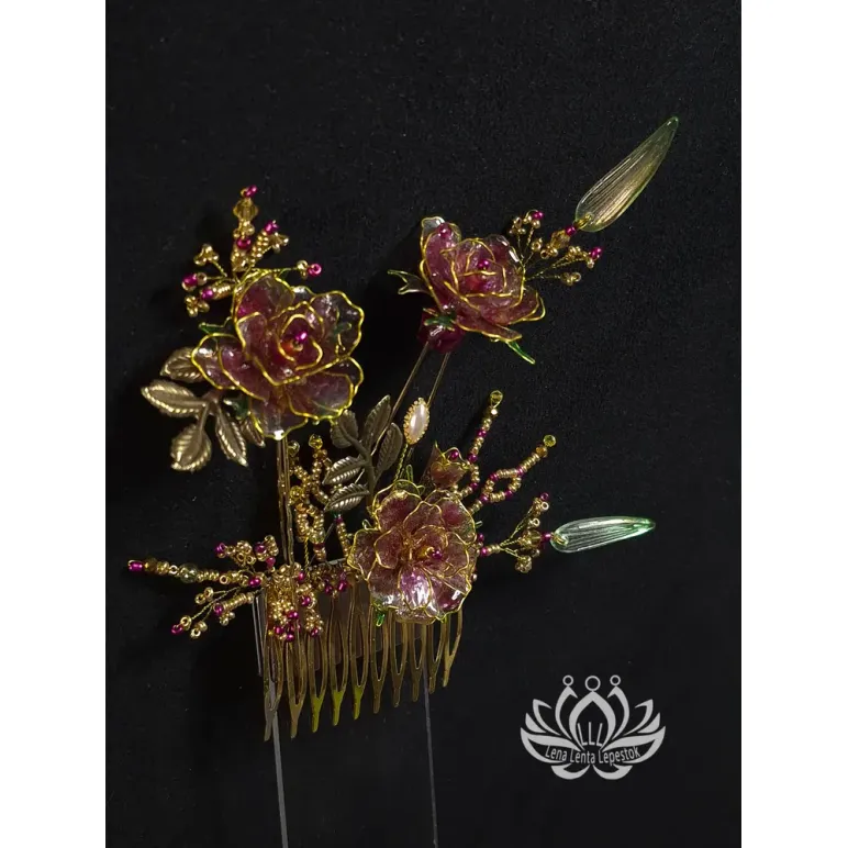 Набор аксессуаров для волос «Индира» в технике витраль: гребень и две шпильки в бордово‑золотистой гамме с цветочными мотивами. Ручная работа, аккуратная деталировка, элегантный дизайн для повседневных и торжественных причёсок.