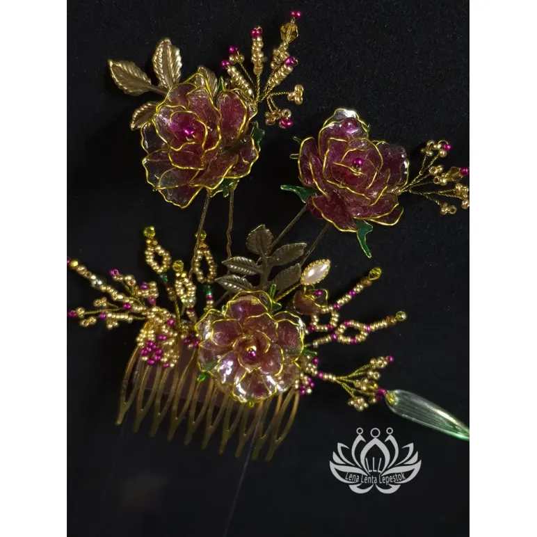 Набор аксессуаров для волос «Индира» в технике витраль: гребень и две шпильки в бордово‑золотистой гамме с цветочными мотивами. Ручная работа, аккуратная деталировка, элегантный дизайн для повседневных и торжественных причёсок.