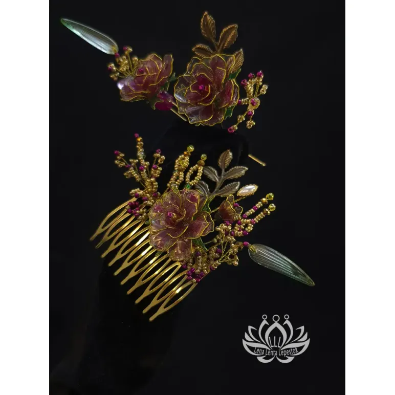 Набор аксессуаров для волос «Индира» в технике витраль: гребень и две шпильки в бордово‑золотистой гамме с цветочными мотивами. Ручная работа, аккуратная деталировка, элегантный дизайн для повседневных и торжественных причёсок.
