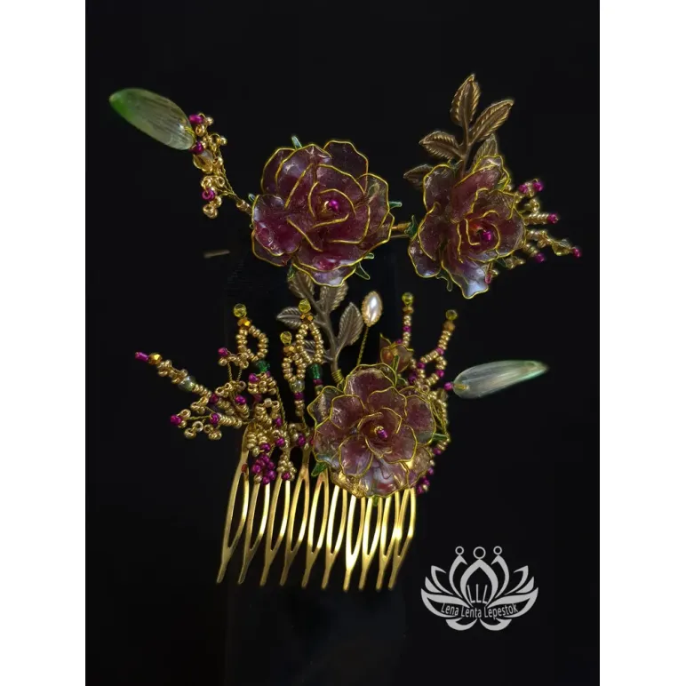 Набор аксессуаров для волос «Индира» в технике витраль: гребень и две шпильки в бордово‑золотистой гамме с цветочными мотивами. Ручная работа, аккуратная деталировка, элегантный дизайн для повседневных и торжественных причёсок.