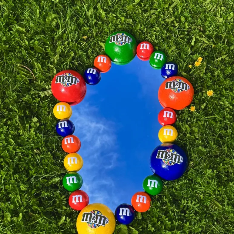 Фигурное зеркало в стиле M&M