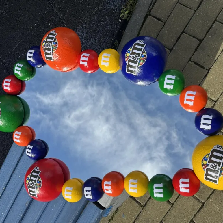 Фигурное зеркало в стиле M&M