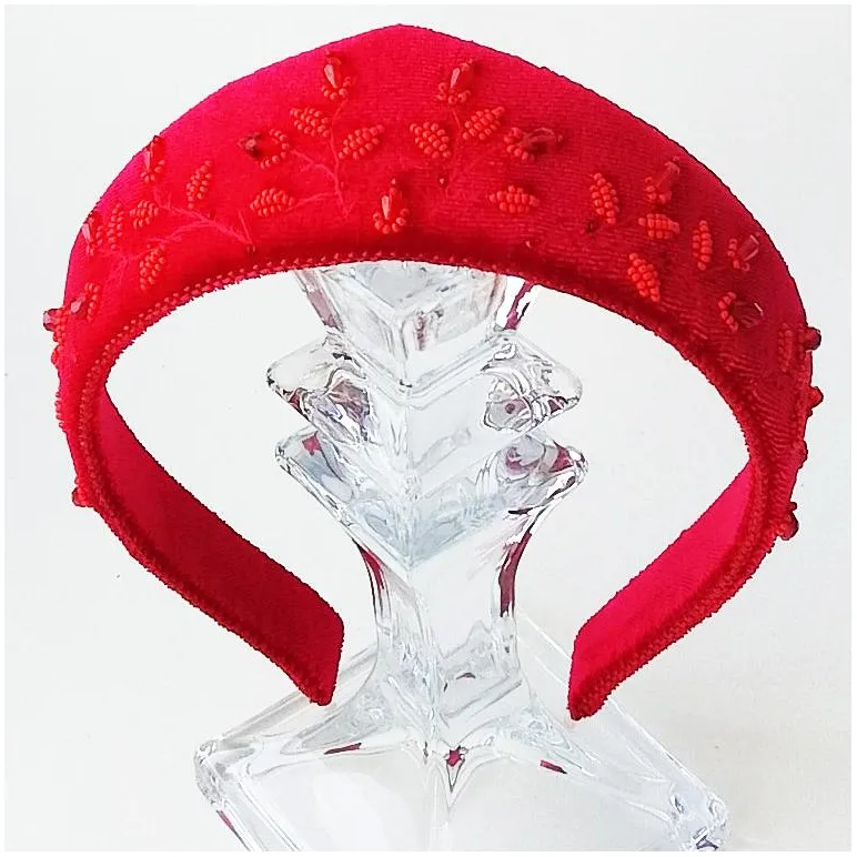 Ободок-кокошник из бархата с ручной вышивкой, красный, размер универсальный