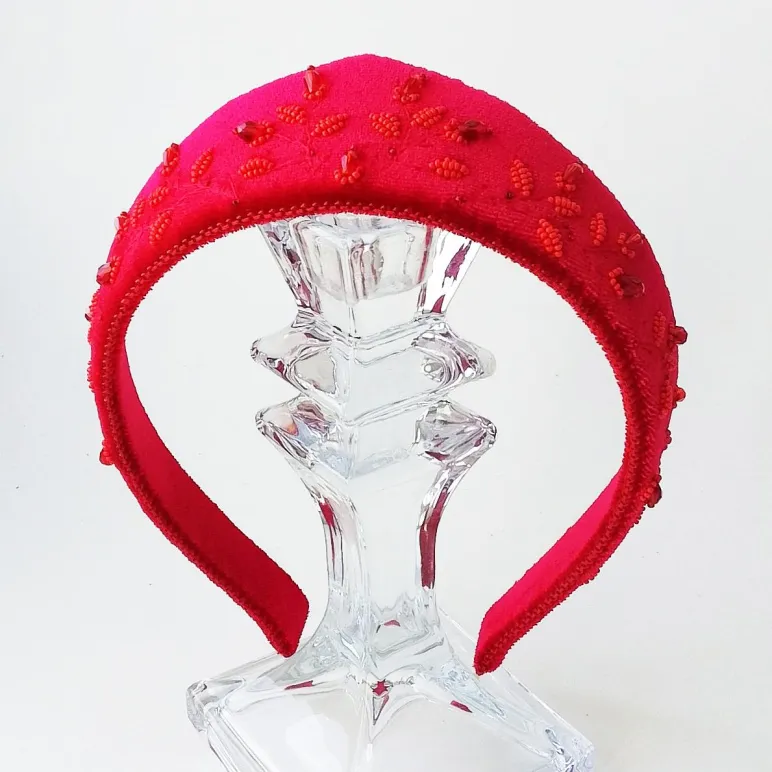 Ободок-кокошник из бархата с ручной вышивкой, красный, размер универсальный