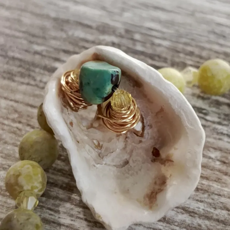 БРАСЛЕТ ИЗ АФРИКАНСКОЙ БИРЮЗЫ С РАКОВИНОЙ Браслет из африканской бирюзы с раковиной