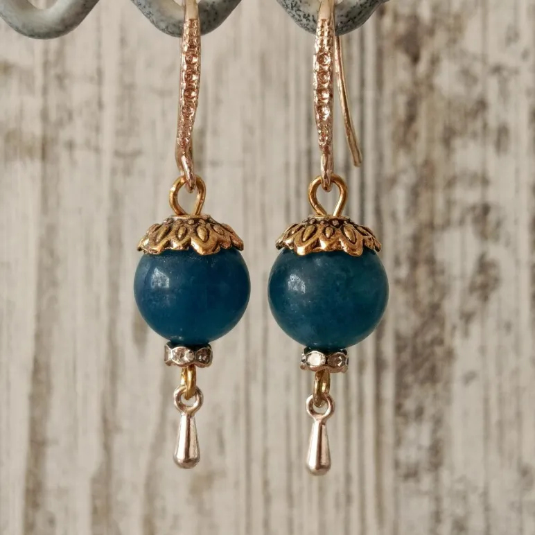 Серьги с голубым апатитом