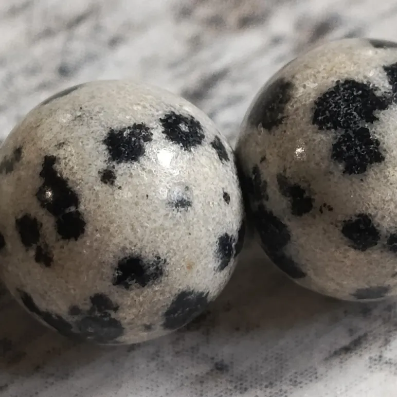 БРАСЛЕТ ИЗ ДАЛМАТИНОВОЙ ЯШМЫ Браслет из далматиновой яшмы