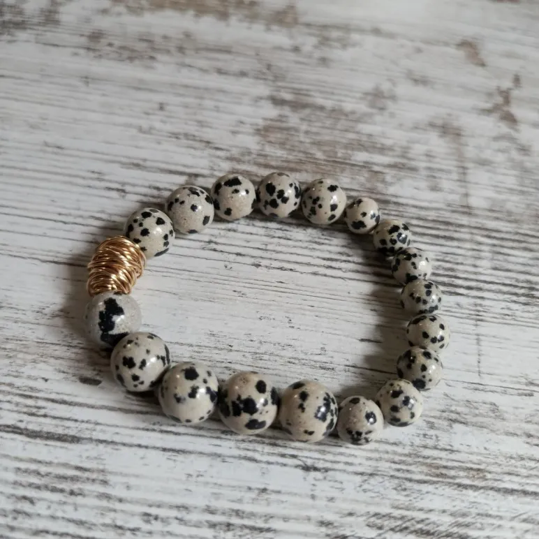 БРАСЛЕТ ИЗ ДАЛМАТИНОВОЙ ЯШМЫ Браслет из далматиновой яшмы