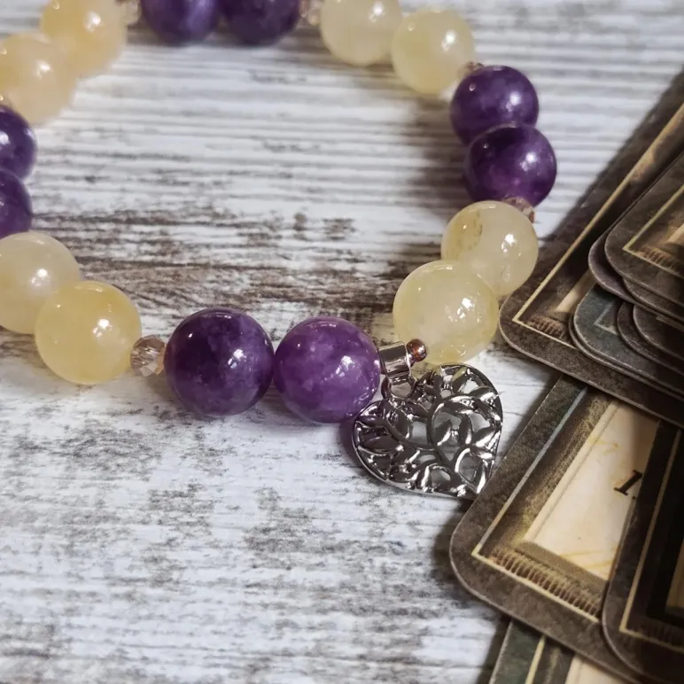 Браслет с чароитом и жёлтым кальцитом