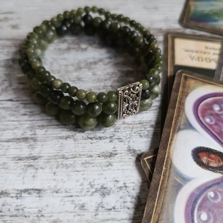 ТРОЙНОЙ БРАСЛЕТ ИЗ НЕФРИТА Тройной браслет из нефрита