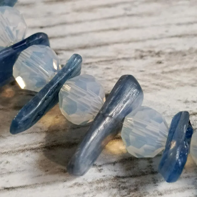 Браслет из опалита с кианитом